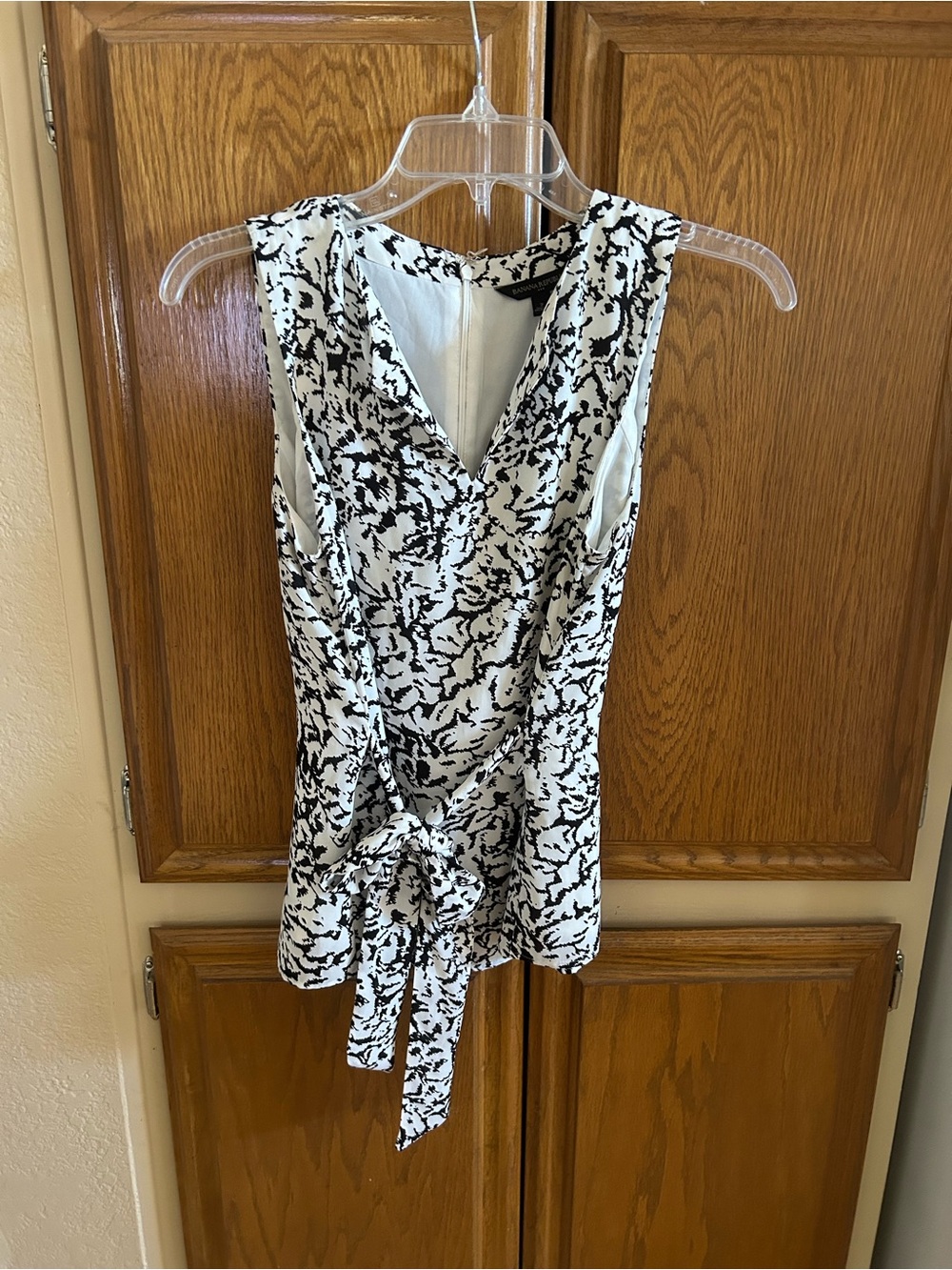 $18 Banana Republic Sleeveless V-Neck Tie-Waist Black & White Print Top